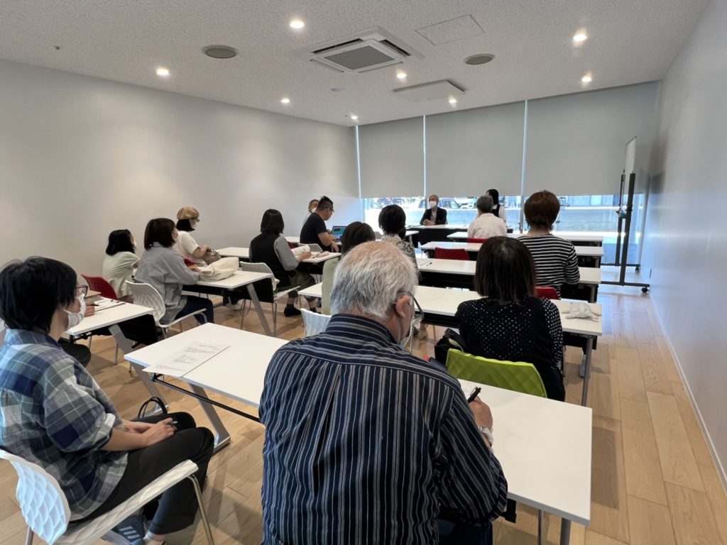 砺波市立砺波図書館　図書館お助け隊！　広報部打ち合わせの様子