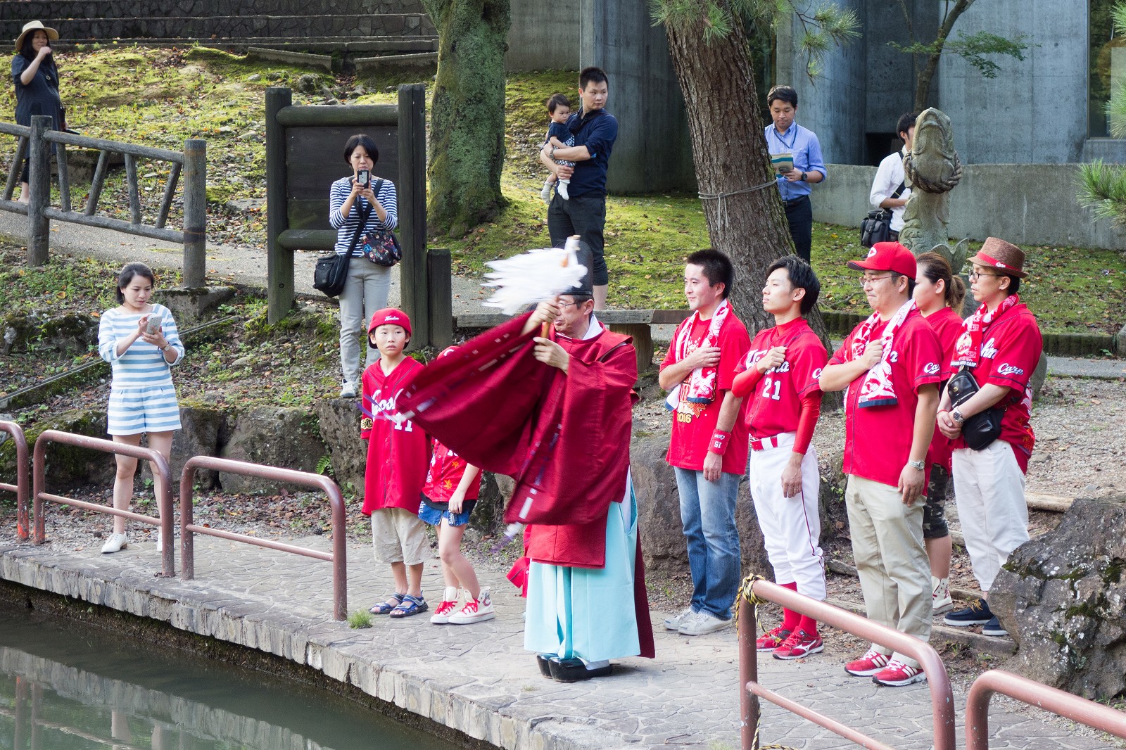 鯉恋の宮 カープ必勝祈願 砺波市役所