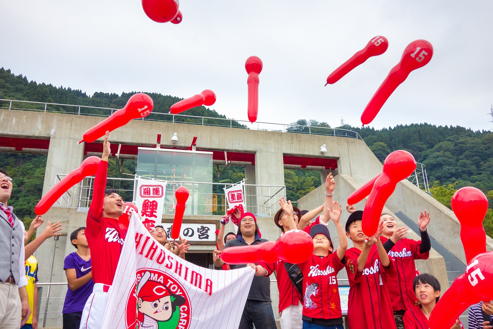 鯉恋の宮 カープ必勝祈願 砺波市役所